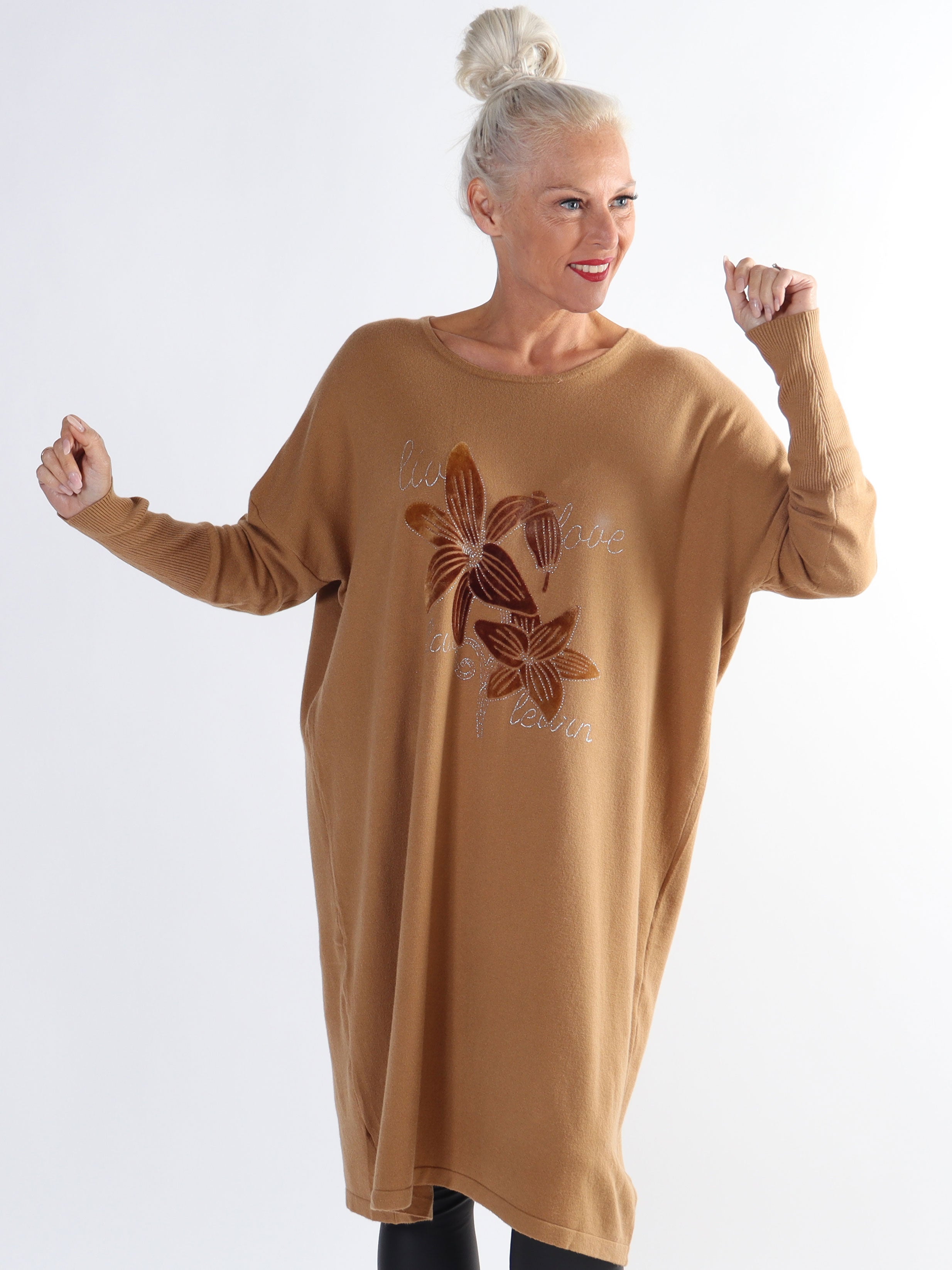 Amilie - Blød plus size strikkjole med blomstermotiver